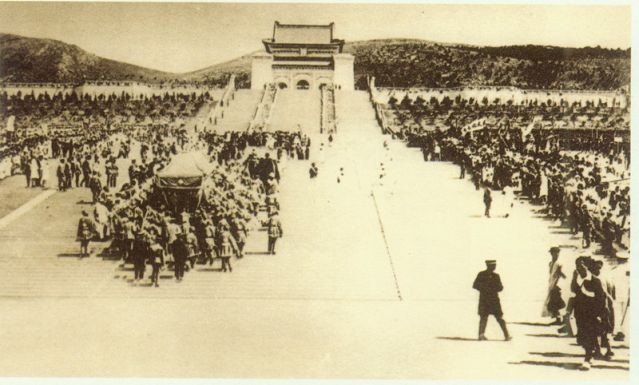 4-10、照片：孫中山靈柩移入祭堂.jpg