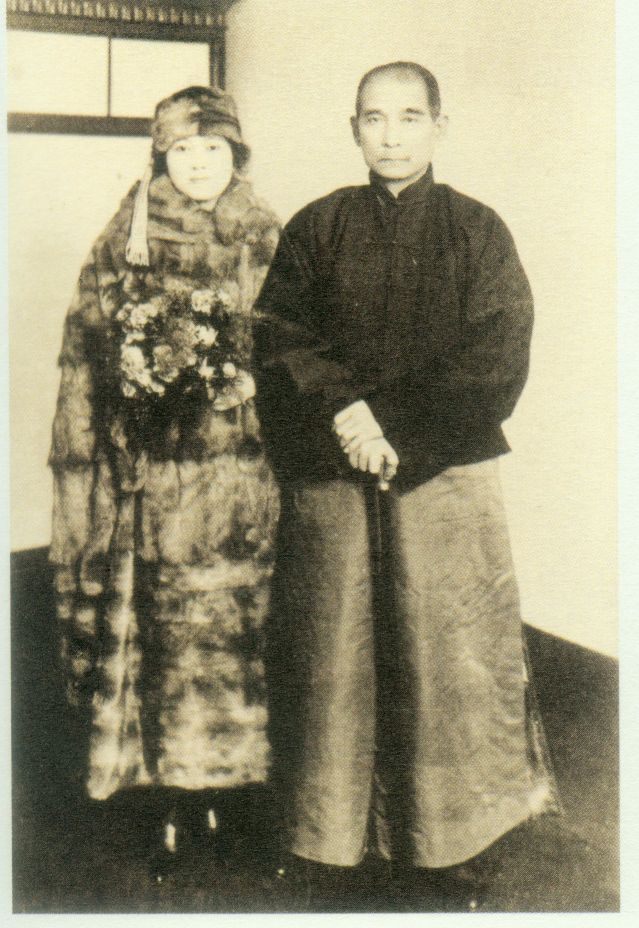 4-2、照片：1924年11月24日孫中山和宋慶齡在神戶的合影。.jpg