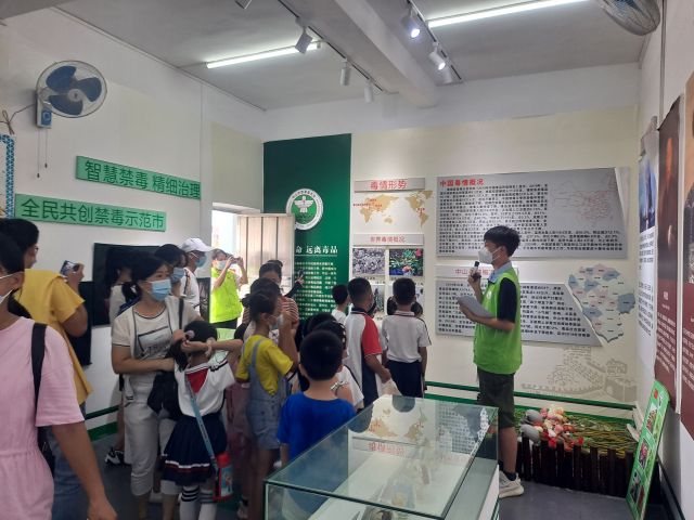 三鄉(xiāng)鎮(zhèn)開展“拒絕毒品，你我同行“禁毒教育基地參觀活動(dòng)照片1.jpg
